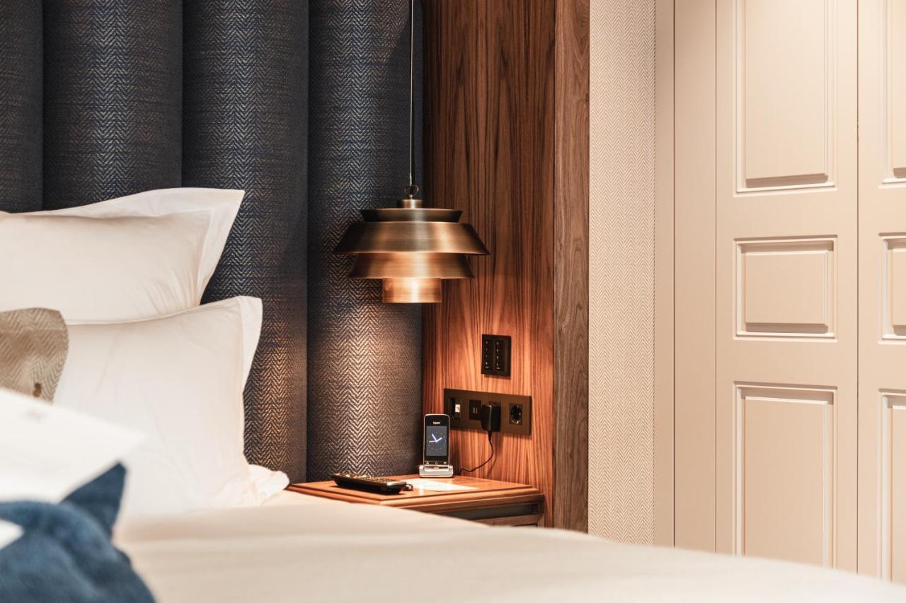 Hotel 717 أمستردام المظهر الخارجي الصورة A bedside table with a built-in USB charger
